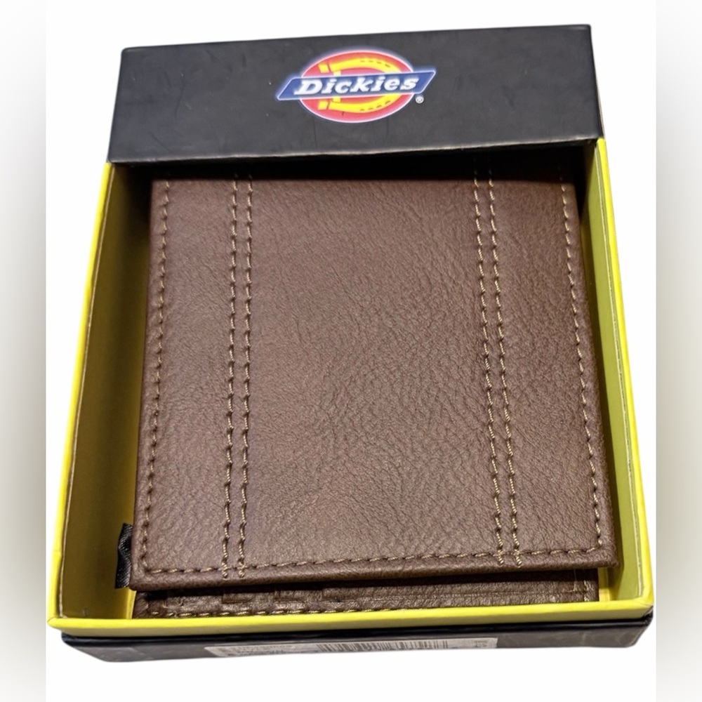 💚🌼NWT Dickies Brown Leather Wallet